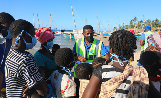 Em Moçambique, pessoas deslocadas internamente que fogem da insegurança em Cabo Delgado chegam de barco na praia de Paquitequete, em Pemba.