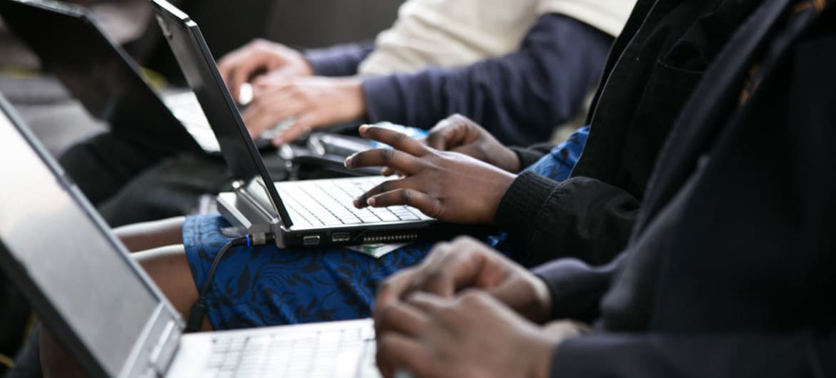 a última década trouxe uma revolução digital que mudou a forma como as pessoas vivem, trabalham e governam