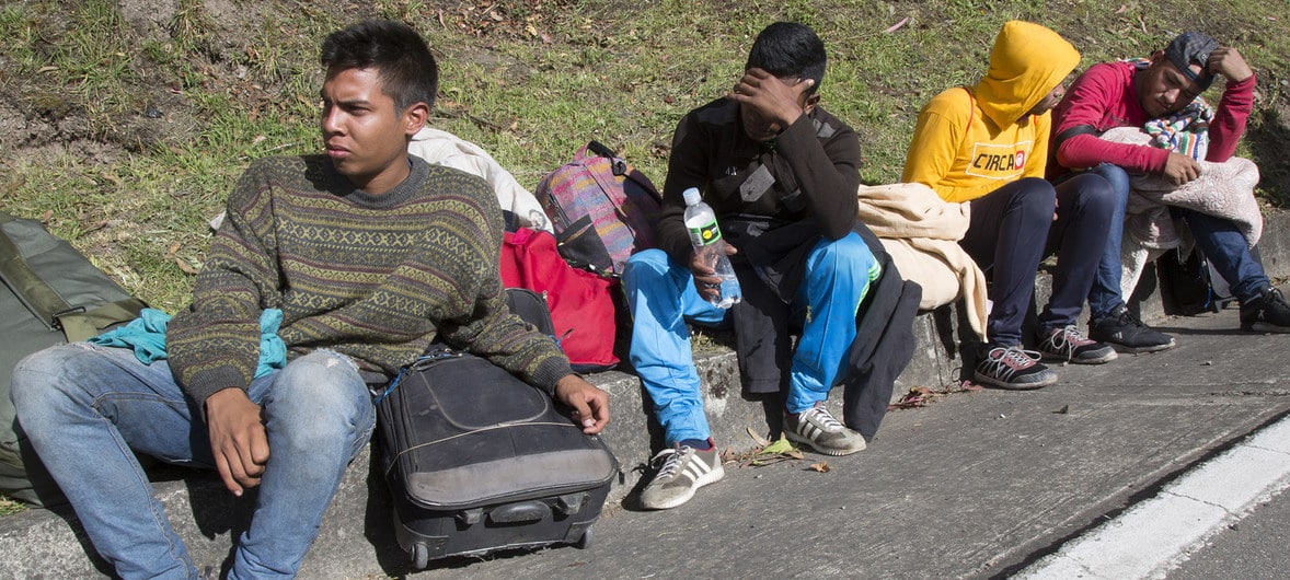 Refugiados venezuelanos caminham 11 horas por dia para chegar até ao Equador e ao Peru. 