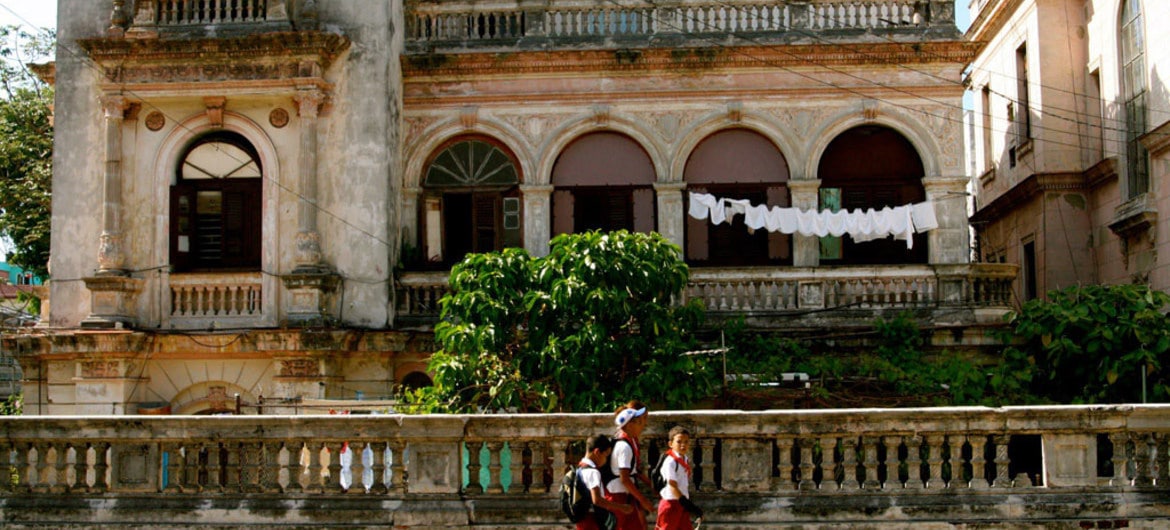Crianças a caminho da escola em Havana, Cuba 