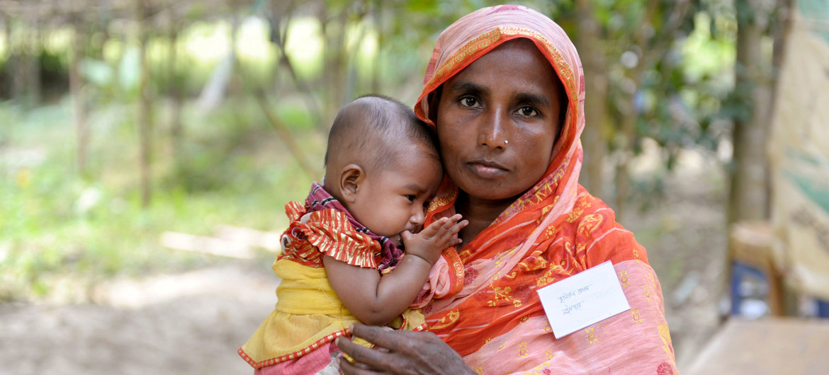 Mãe e filho são atendidos na Clínica Comunitária de Mobarakpur em Kulaura Upazila, nordeste de Bangladesh.