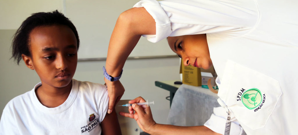 Em São Paulo, no Brasil, menina recebe vacina contra o câncer cervical.