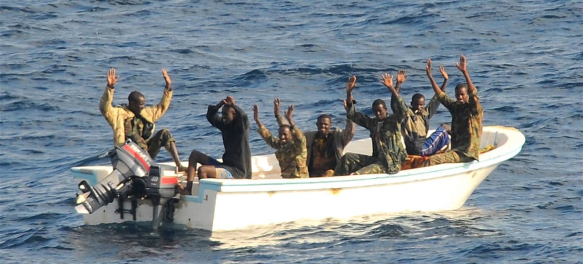 Suspeitos de pirataria se rendem durante operação se segurança