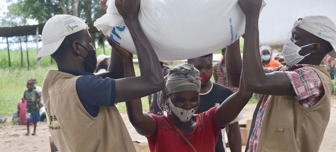 Uma mulher deslocada no norte de Moçambique recebe ajuda alimentar.