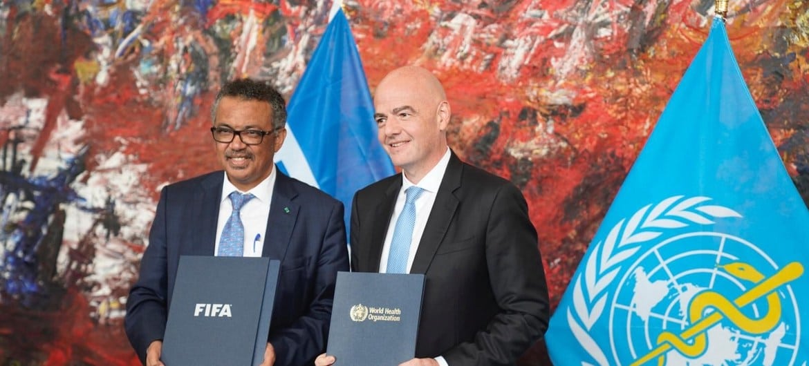 Diretor geral da OMS, Tedros Ghebreyesus, e o presidente da Fifa, Gianni Infantino.