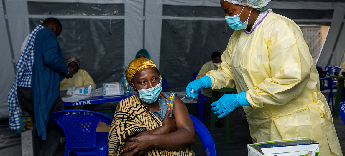 Mulher recebe a vacina contra a Covid-19 na RD Congo