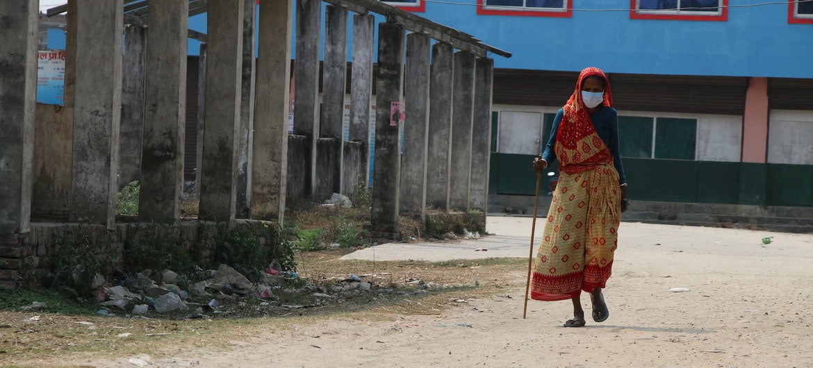 OMS afirma que mais de 50 milhões de pessoas em todo globo sofrem de demência. Na foto, mulher de 69 anos caminha por uma vila no Nepal