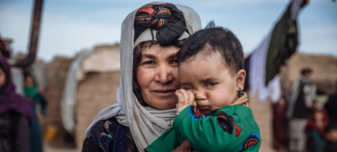 Deslocados pela insegurança no Afeganistão abrigados em um acampamento na província ocidental de Herat
