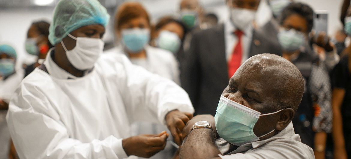 Funcionário de saúde de Angola recebe vacina através da iniciativa Covax