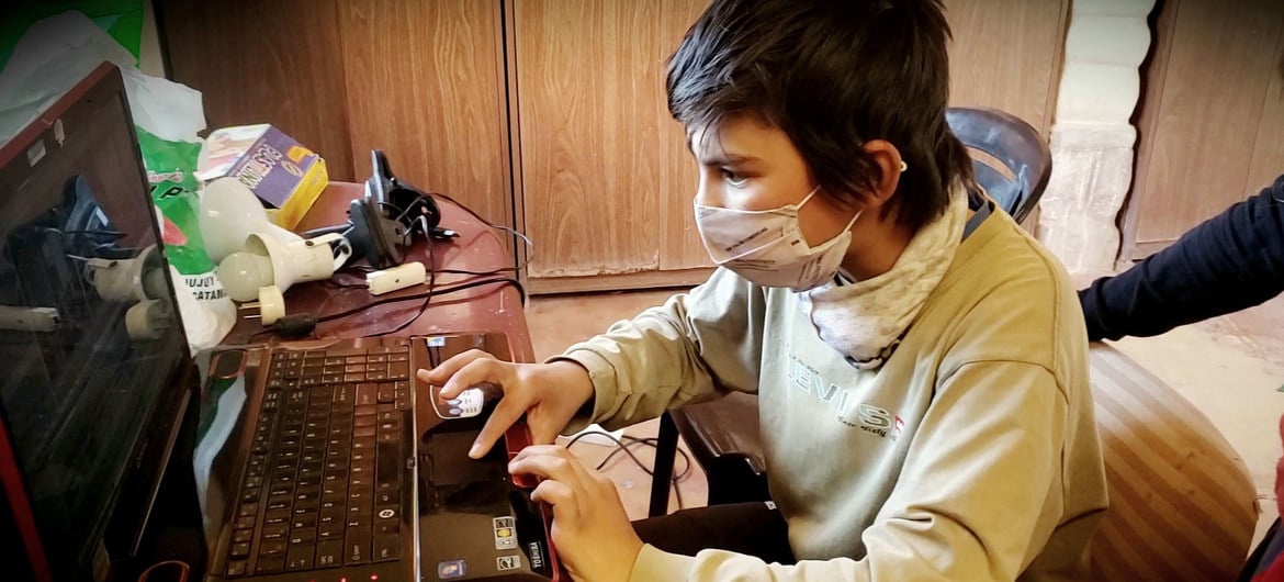 Jovem acompanha aula online durante a pandemia.
