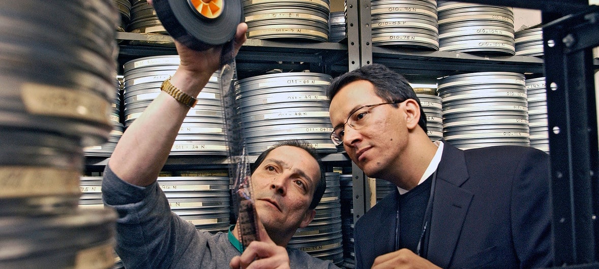 Funcionários da ONU recuperam filmes históricos do arquivo audiovisual das Nações Unidas.