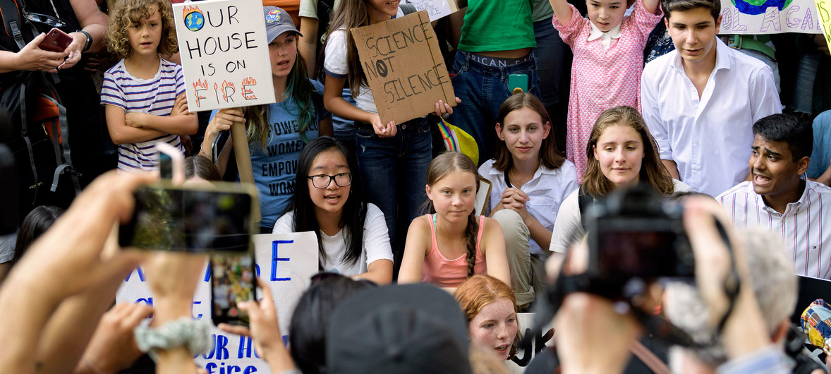 Greta Thunberg, ativista climática de 16 anos da Suécia, se une a jovens ativistas climáticos em protesto dem frente à sede da ONU em 30 de agosto de 2019.