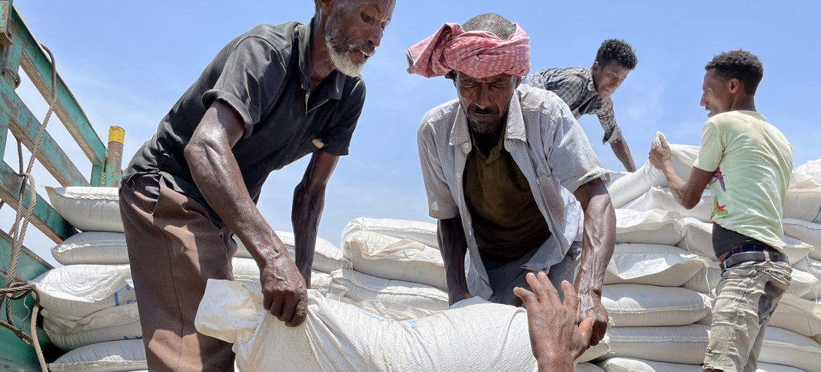 Alimentos doados pelo PMA são descarregados de um caminhão em Zelazle, no norte de Tigray.