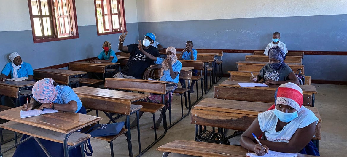 Adolescentes estudam em uma escola na região afetada pelo conflito de Cabo Delgado, em Moçambique