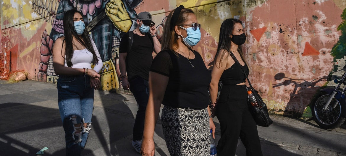 Turistas visitam bairro em Medellín, na Colômbia, durante a pandemia de Covid-19