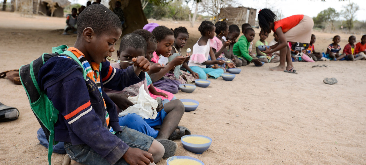 Hora da merenda numa escola em Moçambique.