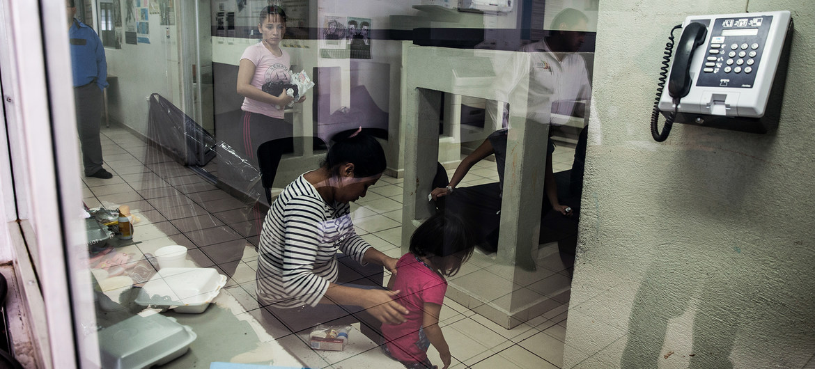 Migrantes da América Central em uma estação de migração localizada entre o México e o Texas