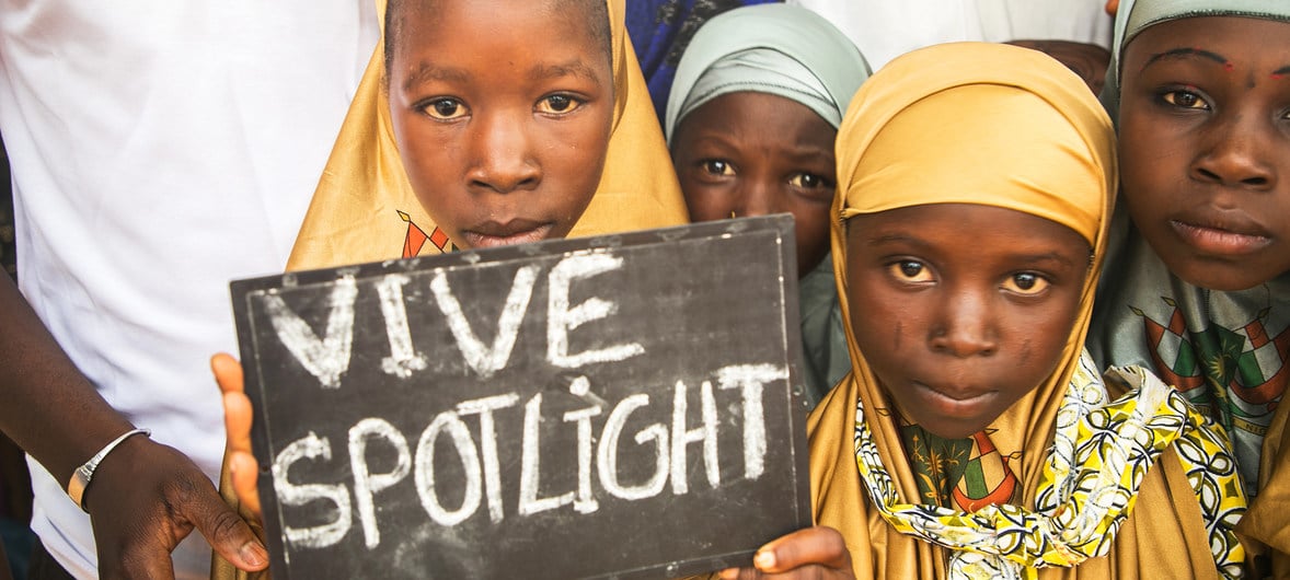 Meninas na vila de Danja, no Níger, destacando apoio à Iniciativa Spotlight