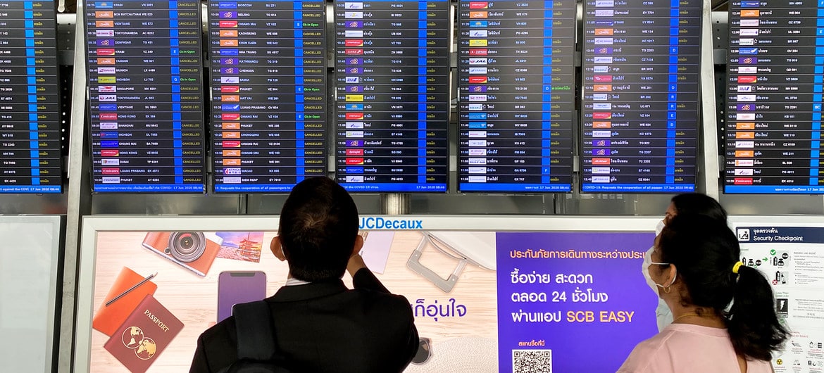 Turistas, como estes no Aeroporto de Bangkok, ainda enfrentam muitas restrições de viagem devido às medidas de controle da pandemia