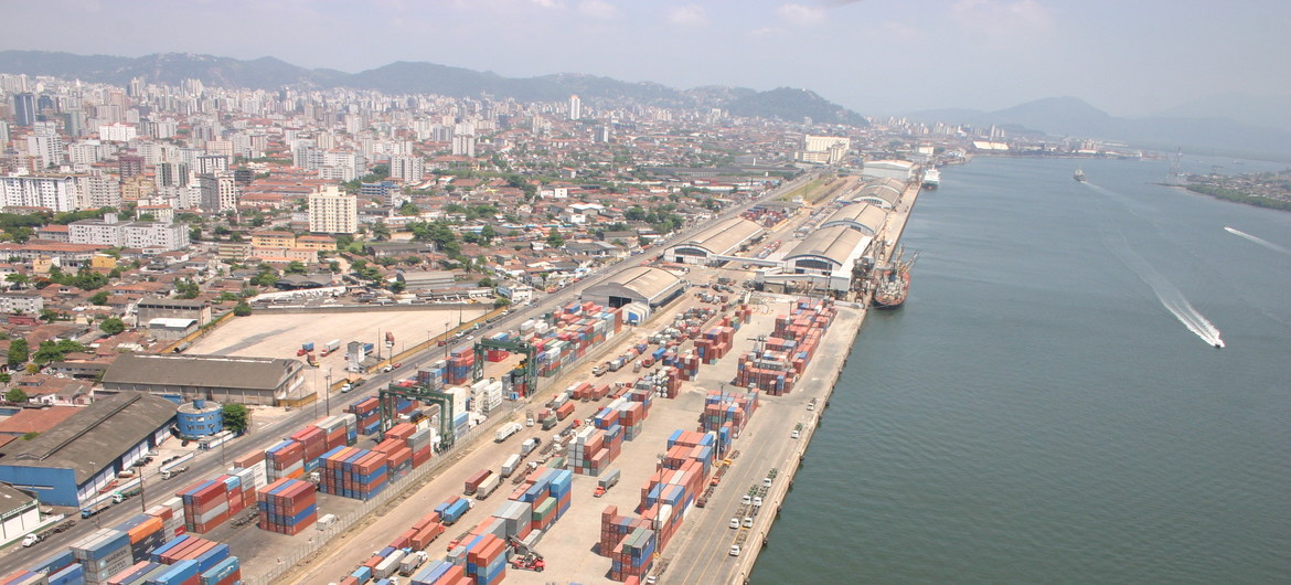 Forte estratégia de investimento apoiada pelo governo do Brasil desenvolveu portos e infraestrutura de transporte. 
