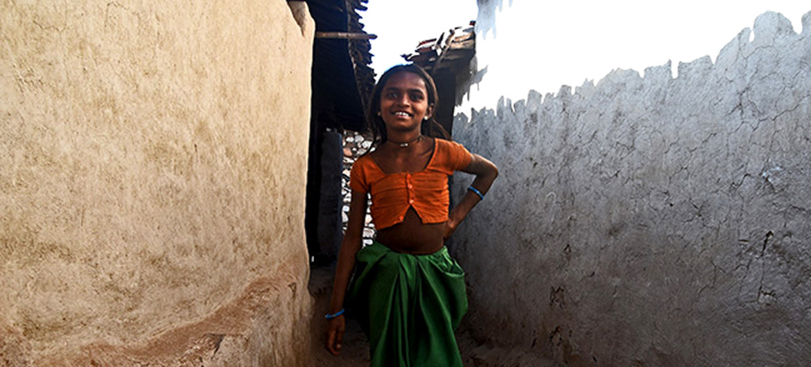 Essa menina não é casada, mas vive em uma comunidade onde o casamento infantil é uma realidade cotidiana.