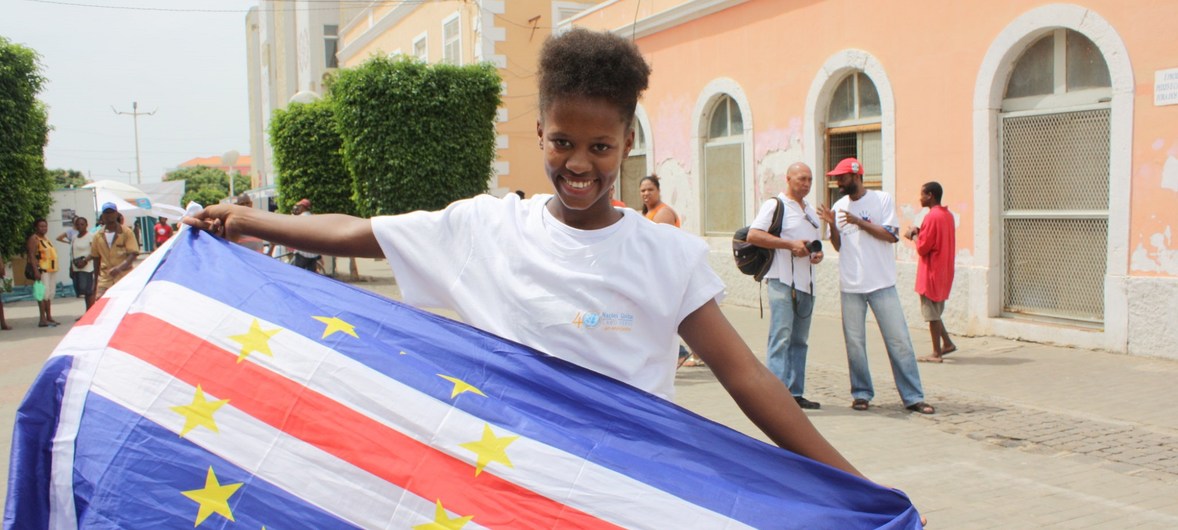 Jovem carrega bandeira de Cabo Verde na cidade da Praia