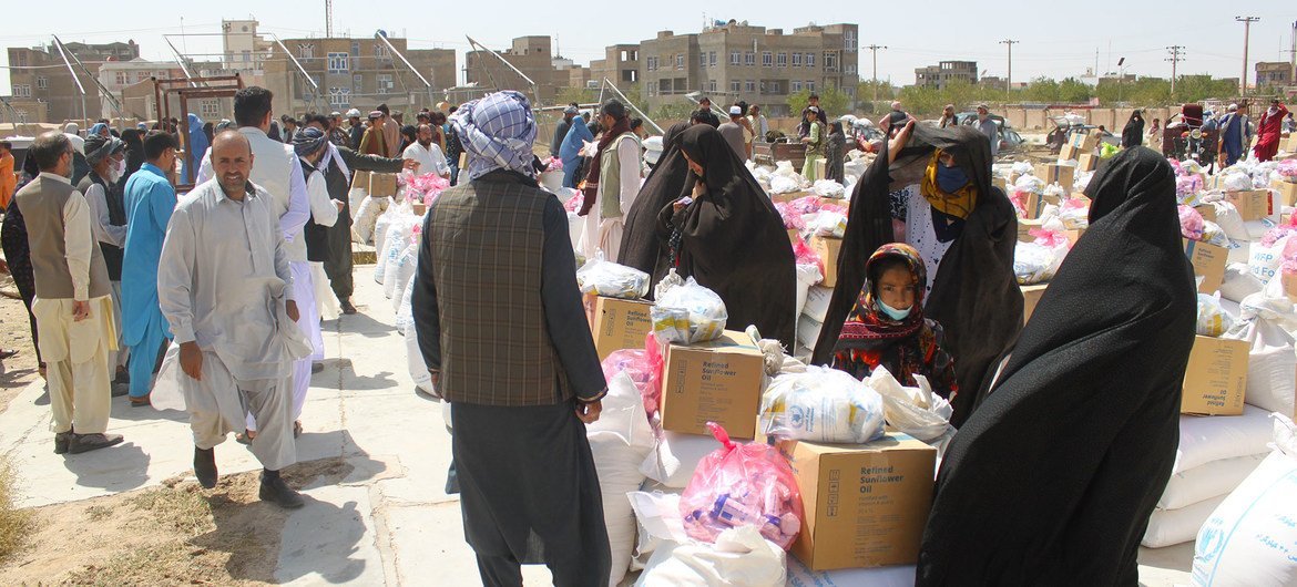 Distribuição de comida em Herat, no Afeganistão.