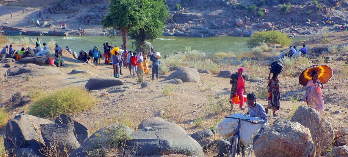 Refugiados etíopes, fugindo de confrontos na região norte do país de Tigray, cruzam a fronteira com Hamdayet, Sudão, sobre o rio Tekeze