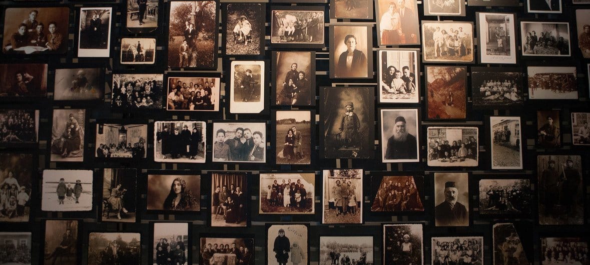 Fotografias de vítimas no Museu Memorial do Holocausto dos Estados Unidos, em Washington