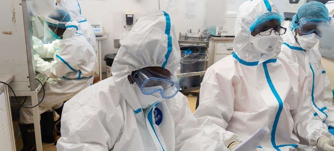 Um laboratório de testes da Covid-19 na cidade de Bulawayo, Zimbabué.
