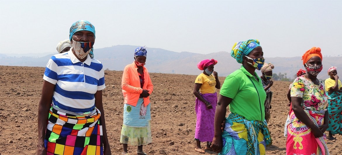 Mulheres em área rural de Angola