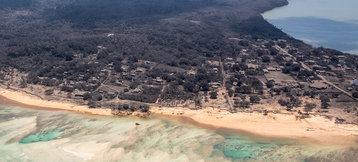 Cinzas pesadas caem da recente erupção vulcânica em Tonga
