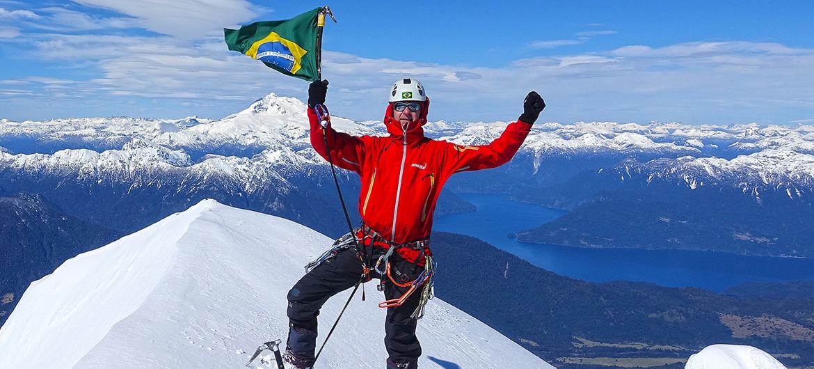 Waldemar Niclevicz no topo do Vulcão Puntiagudo na Patagonia Chilena, em setembro de 2017