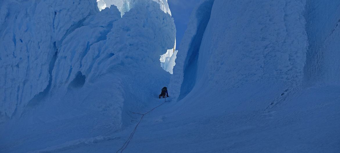 O alpinista Waldemar Niclevicz escalando o Cerro Torre, uma montanha da Patagônia, na América do Sul