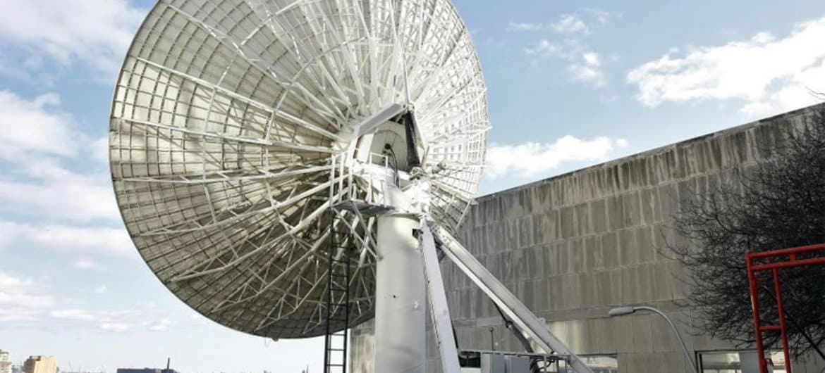 Antena de satélite na sede da ONU em Nova Iorque