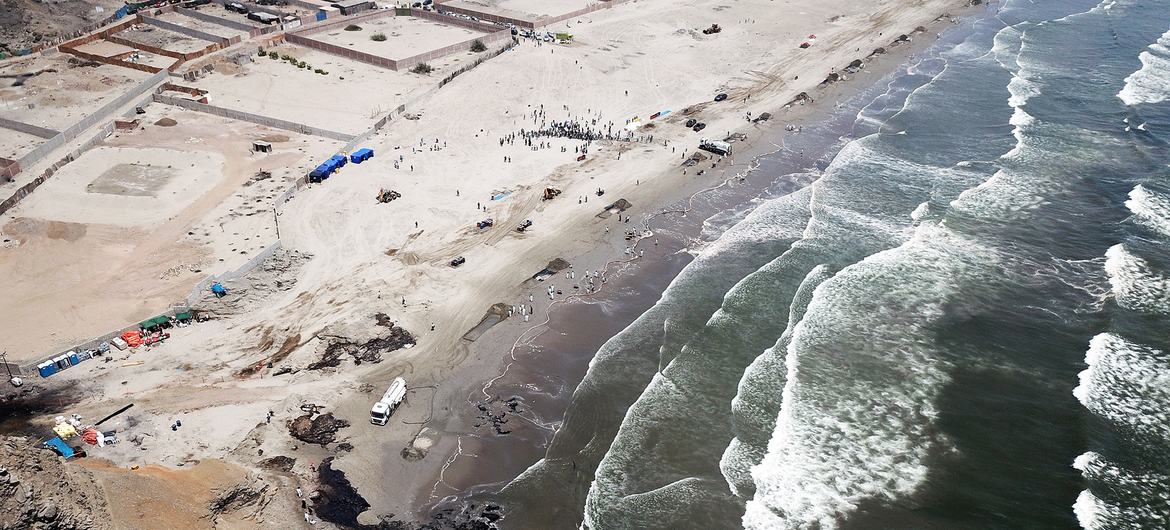 Vista aérea da região afetada pelo vazamento de petróleo na costa do Peru. 