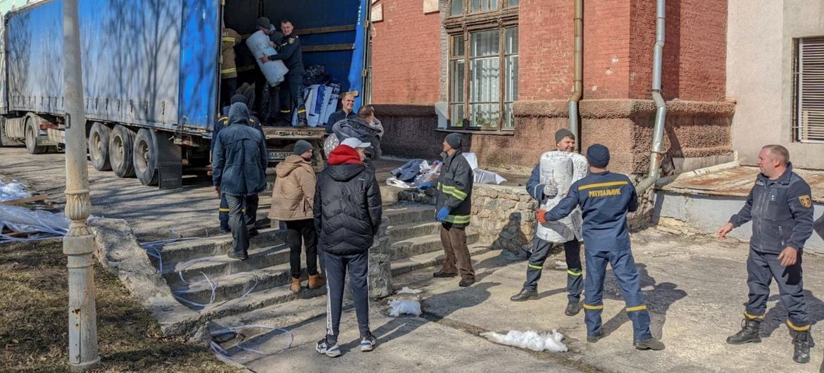 Comboio com ajuda humanitária chega a Sumy, na Ucrânia. 