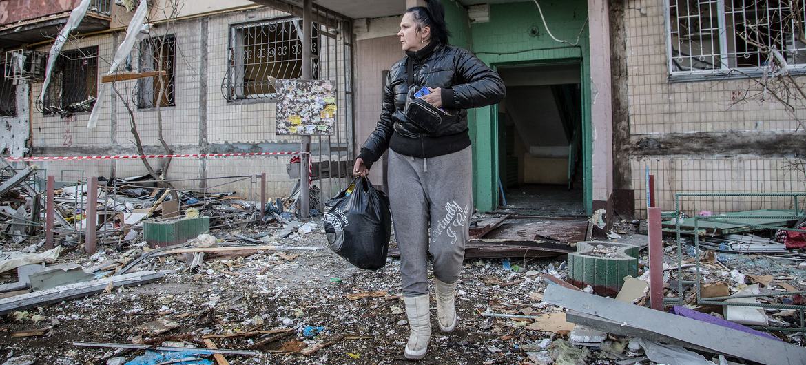 Prédio parcialmente destruído por bombardeios no distrito de Obolon, Kyiv, Ucrânia