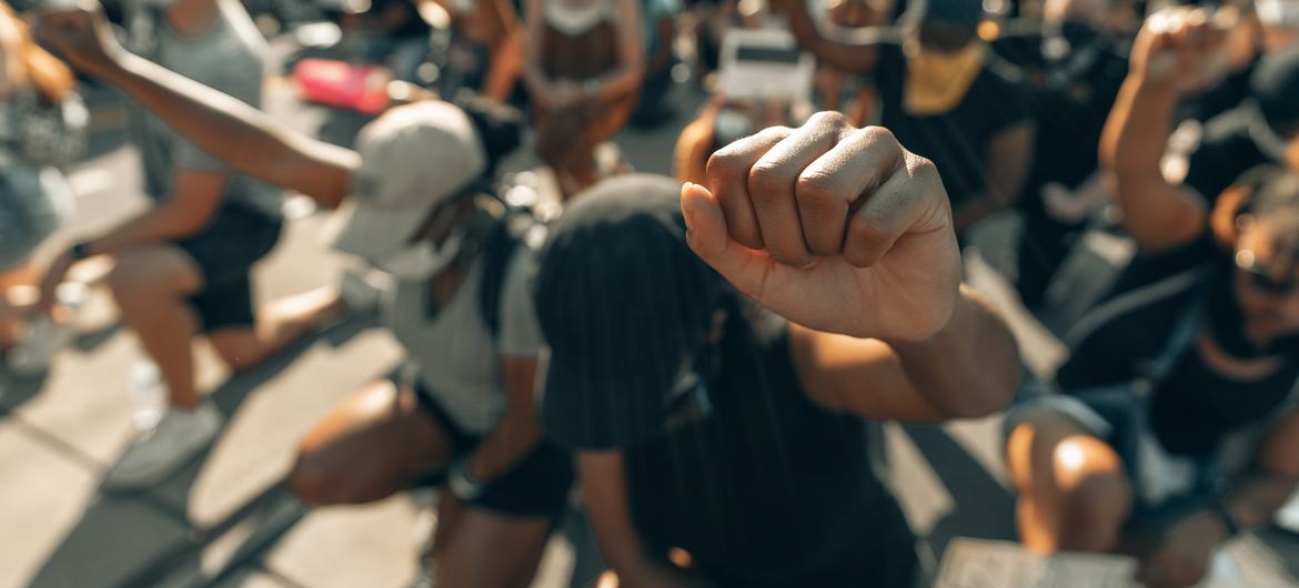 Marcha contra a discriminação racial na Carolina do Norte, EUA.