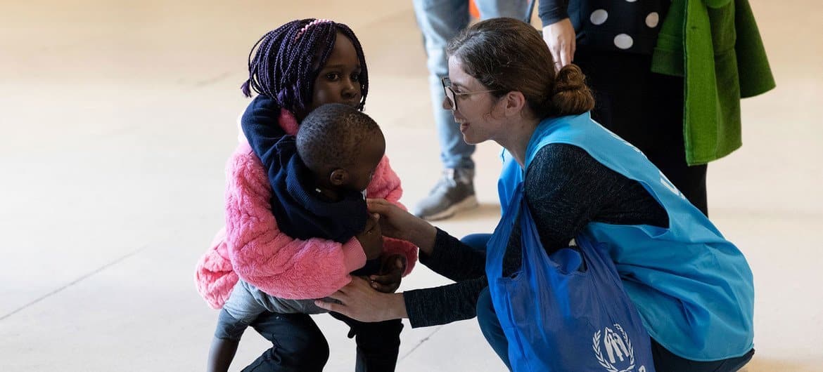 Funcionária do Acnur recebe refugiados da Síria e do Sudão do Sul no aeroporto de Lisboa, em Portugal