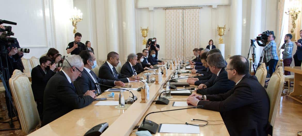 Secretário-geral da ONU, António Guterres e sua delegação (à esquerda) em encontro com ministro russo Sergey Lavrov. 