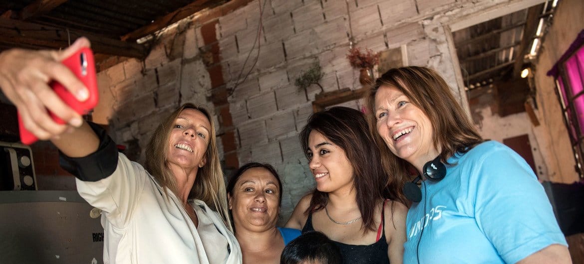 A ex-diretora executiva do Unops (direita), Grete Faremo, em visita ao bairro argentino de La Carcova