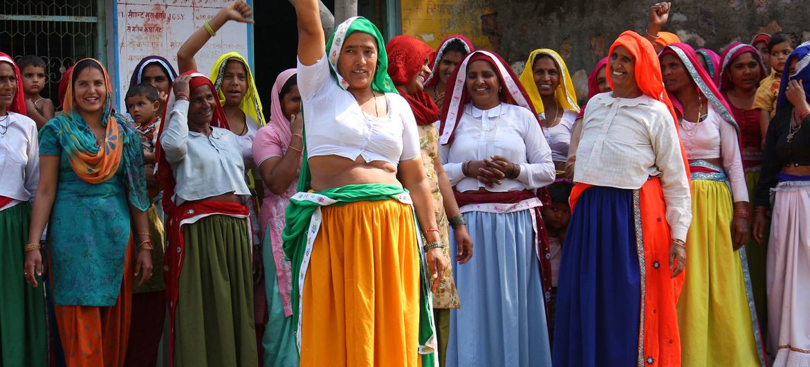 Uma representante feminina eleita motiva outras mulheres a se posicionarem e expressarem suas opiniões em Rajasthan, Índia