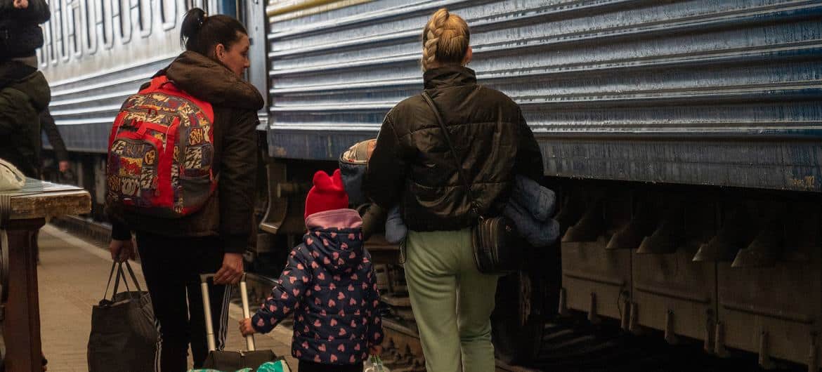 Mulheres e crianças embarcam em trens de evacuação na estação ferroviária de Lviv, na Ucrânia