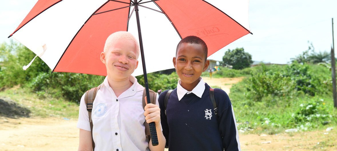 A falta de melanina faz com que os albinos sejam muito suscetíveis de desenvolver câncer de pele. 