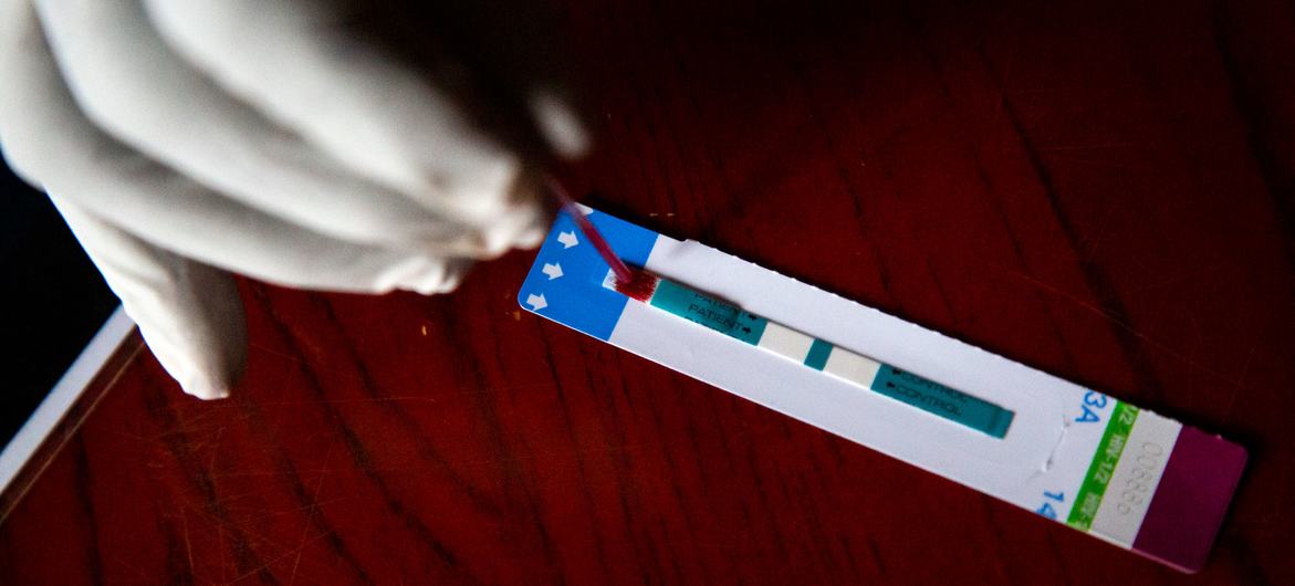 Enfermeira faz teste de HIV em hospital em Wau, Sudão do Sul. 