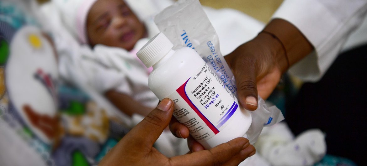 Mulher recebe medicamento para HIV para seu recém-nascido
