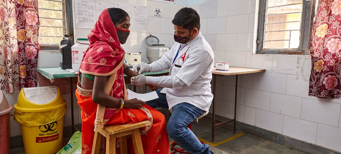 Mulher é testada para HIV na Índia