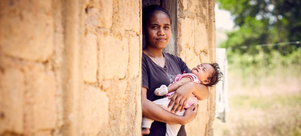 Falta de informação sobre saúde reprodutiva levou a uma gravidez não planejada a esta jovem de 18 anos no Timor Leste. 