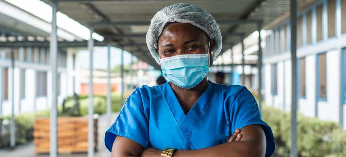 Enfermeira na República Democrática do Congo durante campanha de vacinação contra a Covid-19